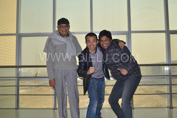 印度客戶(hù)來(lái)這里購(gòu)買(mǎi)大型設(shè)備父子同行(圖1)