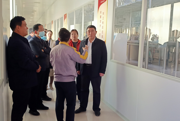 河南省農(nóng)業(yè)廳專家驗(yàn)收小組對(duì)蘭考花生基地及特香型花生油加工設(shè)備進(jìn)行綠色食品加工認(rèn)證驗(yàn)收(圖5) 河南省農(nóng)業(yè)廳專家驗(yàn)收小組對(duì)蘭考花生基地及特香型花生油加工設(shè)備進(jìn)行綠色食品加工認(rèn)證驗(yàn)收(圖5)